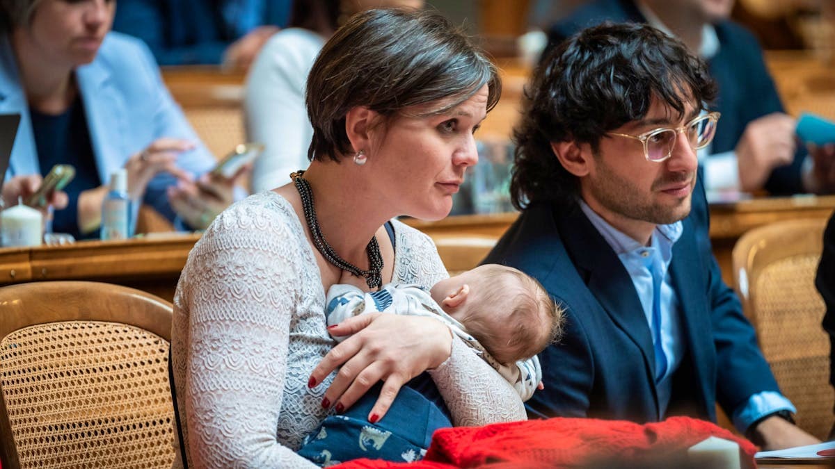 Geburtenrückgang: Schweizer Politik zwischen Sorge und Gelassenheit