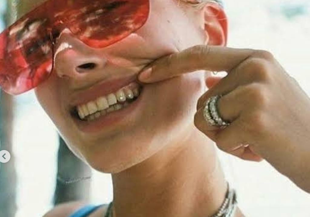 Tooth Gems: Glitzernde Zähne erobern die Schweiz zurück